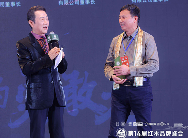 逐光前行，滿(mǎn)載榮耀 | 喜迎紅紅木接受央視主持人采訪